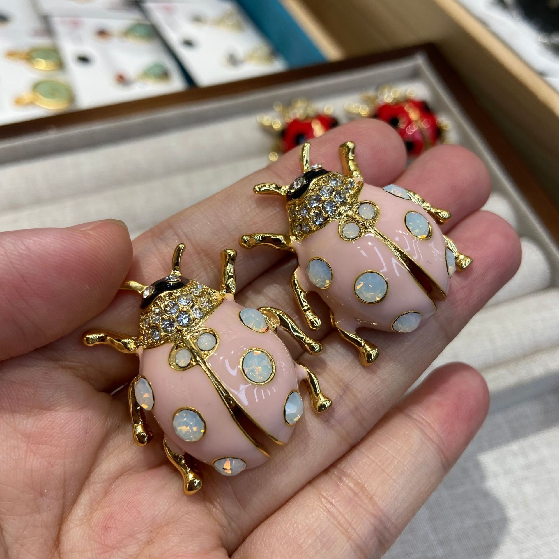 2026 New Sparkling Ladybug Stu - Vintage Fashion Bug ulasan dan harga